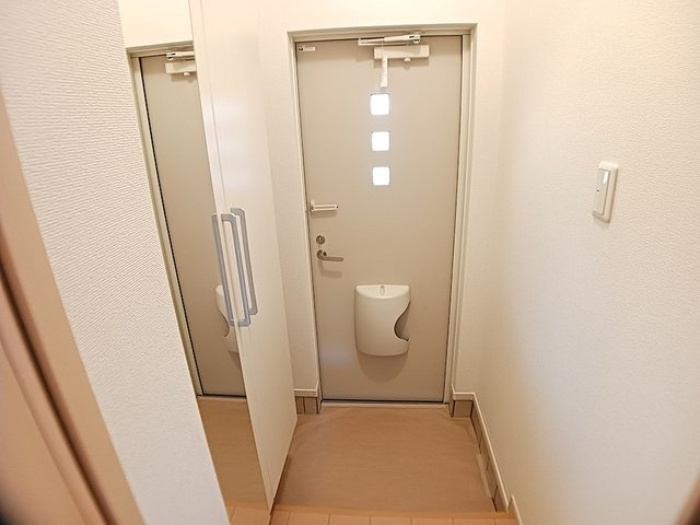 アルバ・プラシードＡの玄関|明るい玄関です