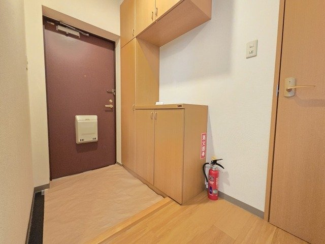 アバンフォンテーヌＡの玄関|明るい玄関です