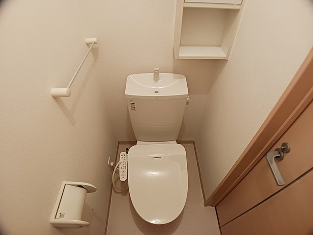 カーサ・セレーノのトイレ|落ち着いた色調のトイレです