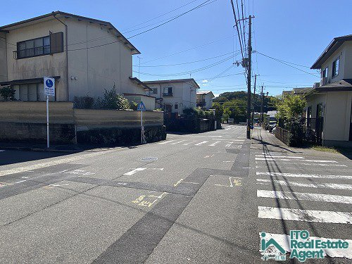 岩倉忠在地町 中古テラスの前面道路含む現地写真