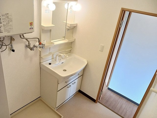 ジェルメスクエアの洗面所|明るい洗面所です