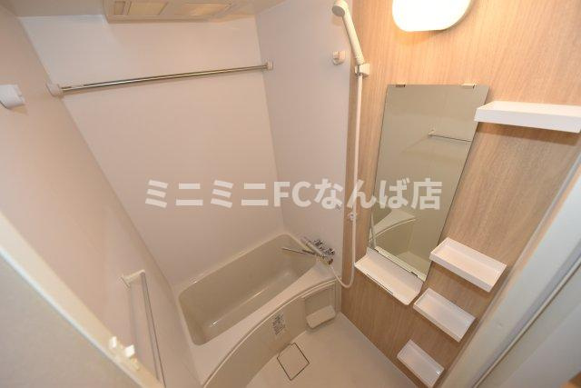 セレニテ難波グランデシュッドの浴室