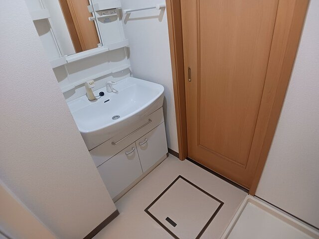 カルムＳの洗面所|明るい洗面所です