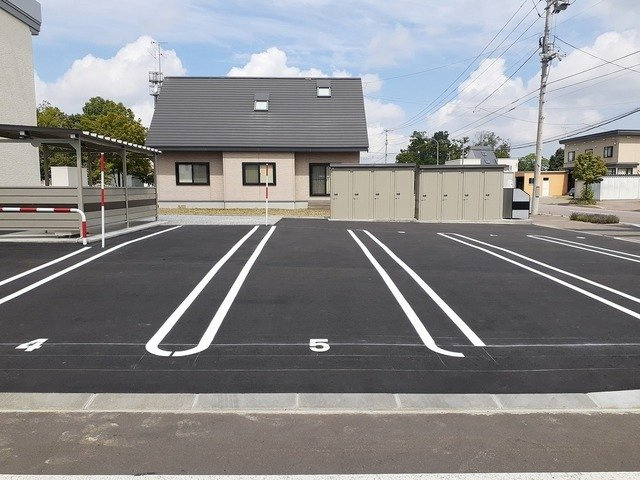 シャインハイツ　モアの駐車場|駐車場に車を止められます