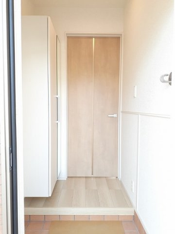 シャインハイツ　モアの玄関|収納もある玄関です