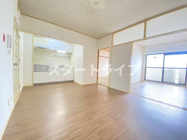 大阪市淀川区十八条２丁目の賃貸マンションの居間・リビング