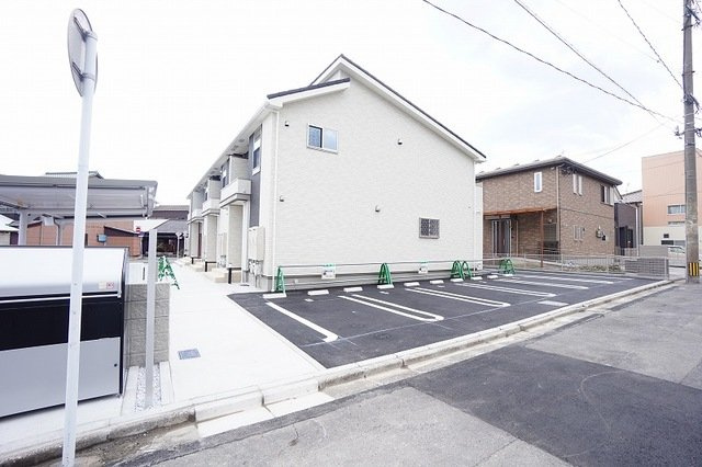 スモールウッズタウン若松の駐車場