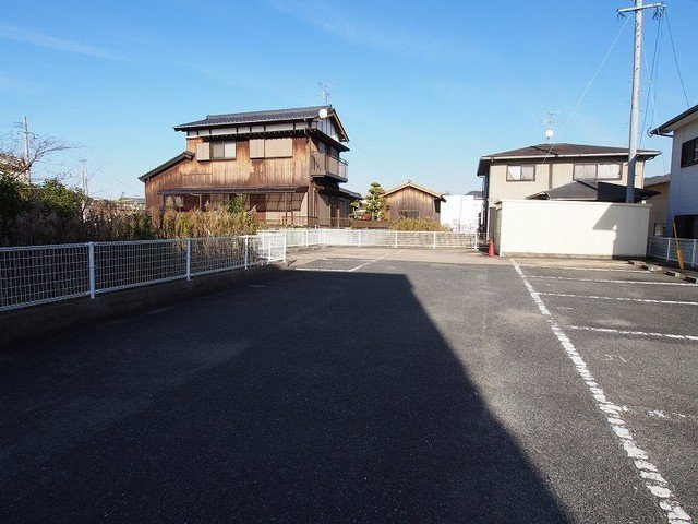 ロジュマン本城の駐車場