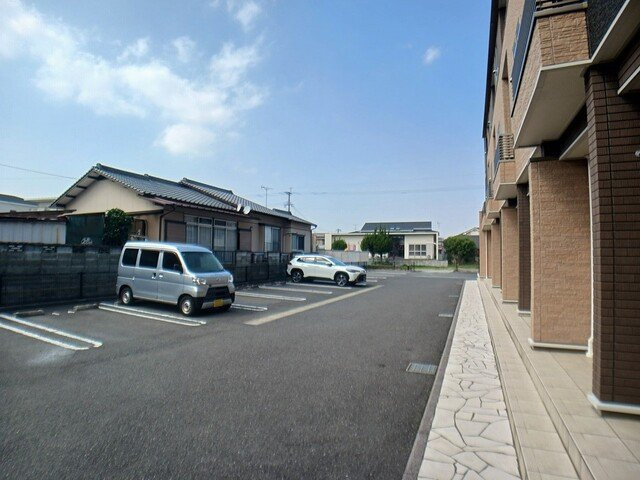 フォーエヴァー　サンリッチの駐車場