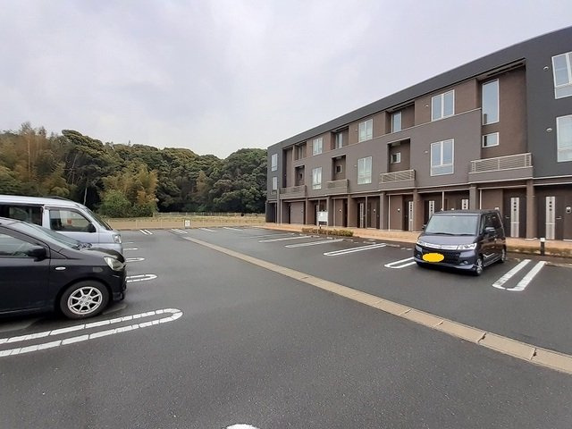 ソレイユ本城の駐車場