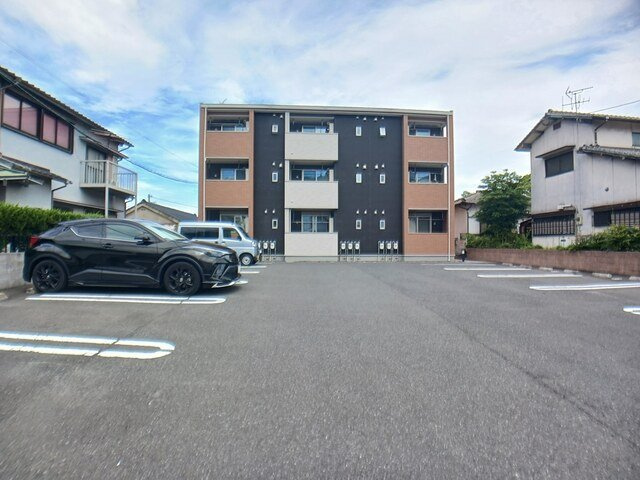 ランドコア陣山の駐車場