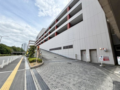 【駐車場】 | グレイスランドマーク堺・光明池 | 【敷地内駐車場ありますよ】自走式駐車場１台分無料！愛車の置き場所に困りませんね♪詳しくは担当までお問い合わせください！