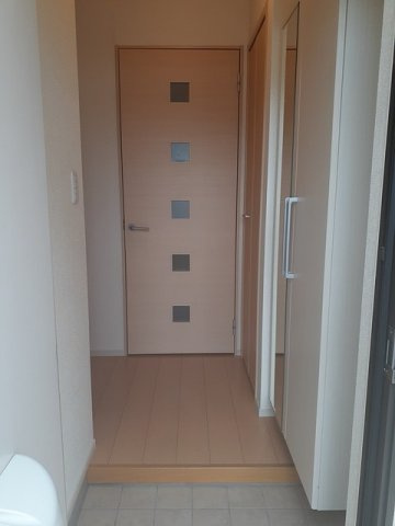 収納もある玄関です