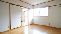 明るい色調の室内です