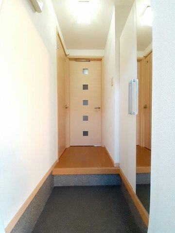 収納もある玄関です