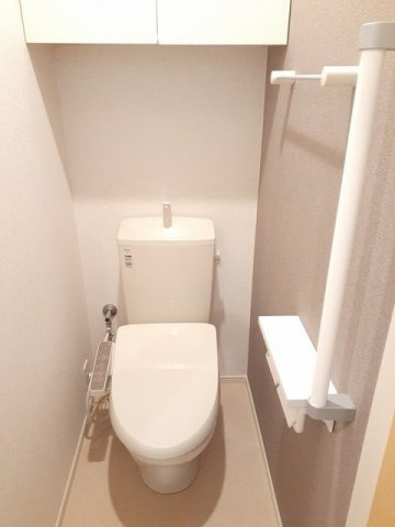 落ち着いた色調のトイレです