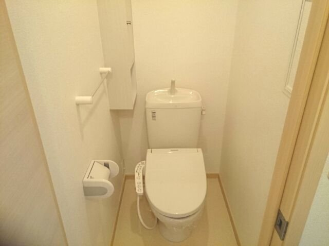 落ち着いた色調のトイレです