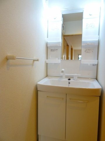 ゆったりとスペースのある洗面所