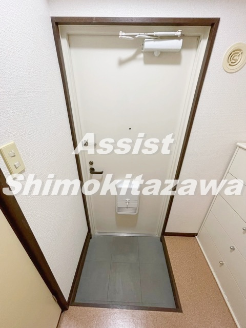 ハイツパインツリーの玄関