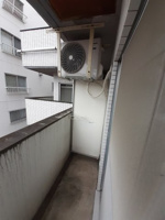 暖かな日差しのふりそそぐバルコニー