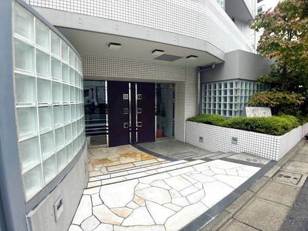 カーサフェリス学芸大学のエントランス|カーサフェリス学芸大学：スーパーやコンビニ近く買物便利！