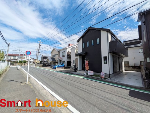 相模原市中央区星が丘3丁目　新築1棟の前面道路含む現地写真|オシャレな外観は、人の目を引くだけではなく自慢したくなりますね！植木を置いたりアレンジは、自由です。自分の好みに仕上げましょう♪