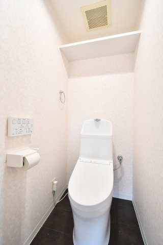 ワコーレロイヤルガーデン北本Ｆ棟のトイレ|水回り交換済、清潔感を保ちやすいトイレ空間。温水洗浄便座付き、毎日使う場所だからこそ快適性をしっかり確保。写真で暮らしを想像し、ご家族で内覧し収納・採光・動線・設備の使い勝手を確認ください。