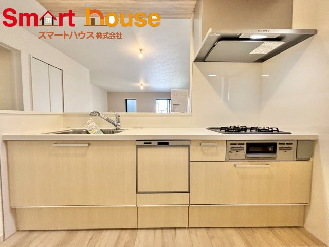 相模原市中央区横山1期　新築全3棟のキッチン|ワークスペースを見渡せるダイニングとの空間のつながりが、スペースのゆとりを生み出しますキッチンです♪