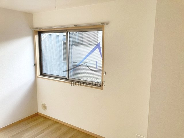 クレセントコート の居間・リビング|洋室のお部屋です。