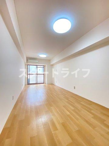 大阪市淀川区西中島５丁目の賃貸マンションの居間・リビング