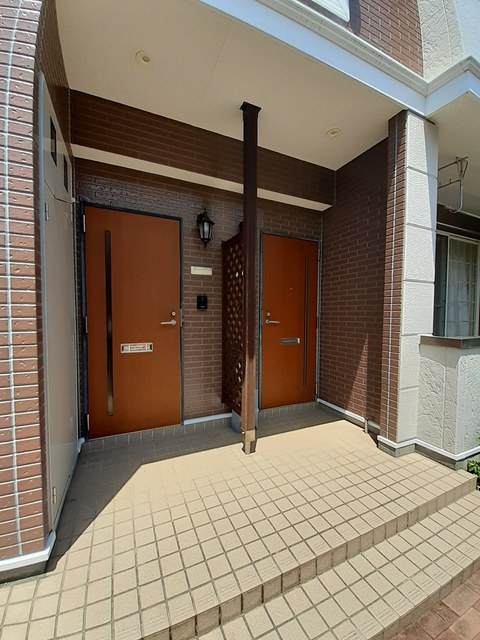 横浜市泉区中田東２丁目のアパートのエントランス