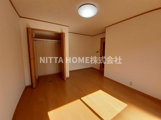 スカイハイツの洋室|照明器具を設置しています＊
