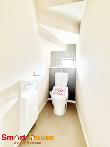 中央区水郷田名2棟のトイレ|節水型でエコなトイレには今では当たり前のウォシュレット付き。換気機能も着いているので常に快適ですね♪