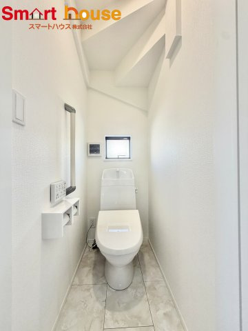 相模原市中央区淵野辺本町1丁目　新築3棟のトイレ|節水型でエコなトイレには今では当たり前のウォシュレット付き。換気機能も着いているので常に快適ですね♪