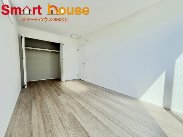 相模原市中央区淵野辺本町1丁目　新築3棟の洋室|全居室収納付きで機能的♪広々収納でオフシーズンの服もすっきり片付です。インテリアにもこだわれますね！