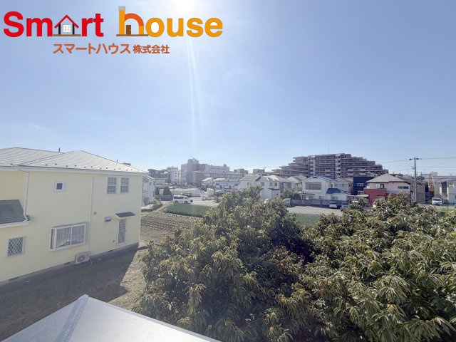 相模原市中央区淵野辺本町1丁目　新築3棟の展望|開放的なバルコニーは見晴らしもよく、太陽の温かな温もりをめいっぱい受け止めてくれます。太陽の光と爽やかな風を受けたお洗濯物はあっという間に乾き、取りこむ時には太陽の匂いを感じられそうですね。