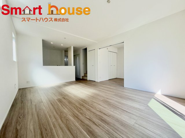 相模原市中央区淵野辺本町1丁目　新築3棟の居間・リビング|開放感とデザインが共存する華やかな空間♪家族の笑い声が響く、安心感と落ち着きに包まれたリビングです♪