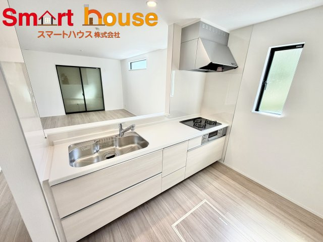 相模原市中央区淵野辺本町1丁目　新築3棟のキッチン|ワークスペースを見渡せるダイニングとの空間のつながりが、スペースのゆとりを生み出しますキッチンです♪
