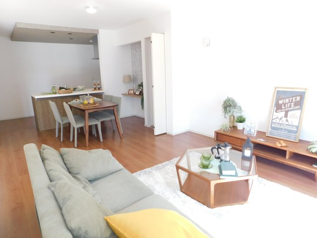 名古屋市中川区万場１丁目の新築一戸建の居間・リビング|◇リビング◇　　南面で明るいリビング１７．７帖　カウンター＋収納完備！