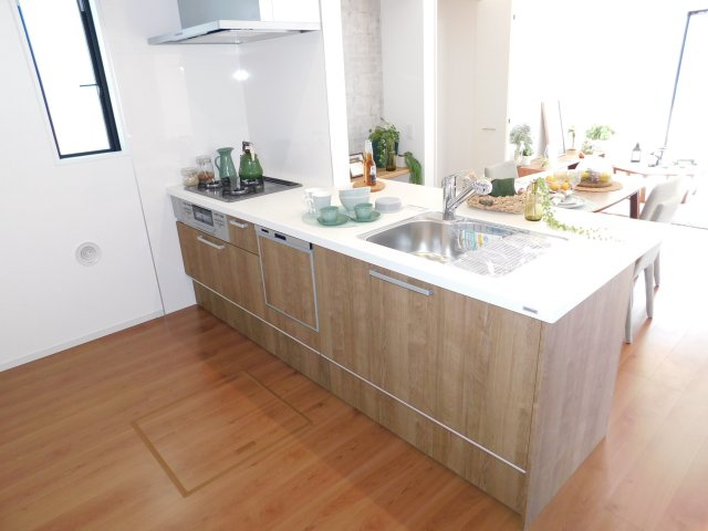 名古屋市中川区万場１丁目の新築一戸建のキッチン|◇キッチン◇　　人気の対面キッチン・人造大理石カウンターキッチン・食洗機・浄水器一体型水栓・静音仕様シンク・薄型換気扇・Ｓｉセンサーコンロ（３口）・床下収納庫