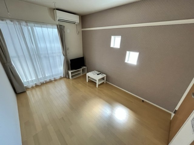 クレイノ蔦元の居間・リビング|横窓は１号室のみです