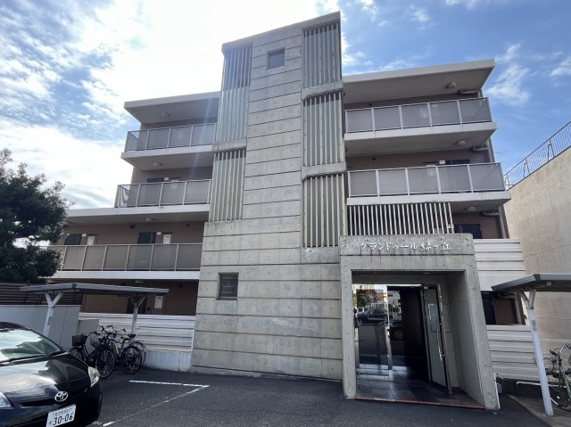 グランドゥール緑ヶ丘の外観