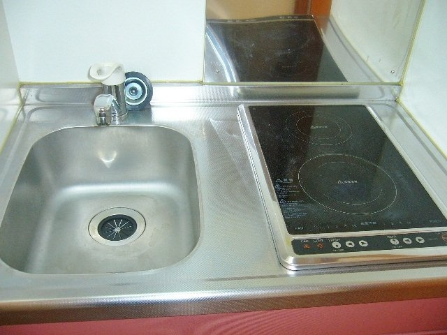 レオパレス糸田のキッチン|使い勝手の良い2口コンロ付キッチンです！