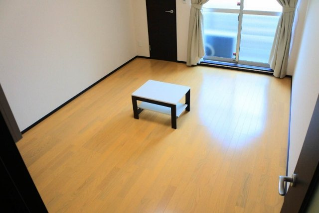 クレイノＭＩＲＡＩの居間・リビング|南向きで日当たり良好！（写真は１階のお部屋です）
