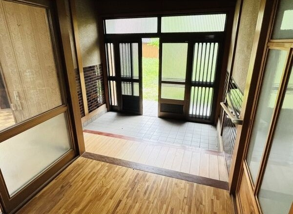 西枇杷島町貸家の玄関