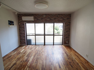 【居間・リビング】 | ※同建物の別のお部屋の写真です