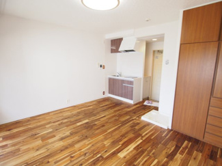 【居間・リビング】 | ※同建物の別のお部屋の写真です