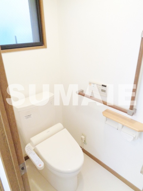 イーグルテラスのトイレ|窓付きトイレです☆
