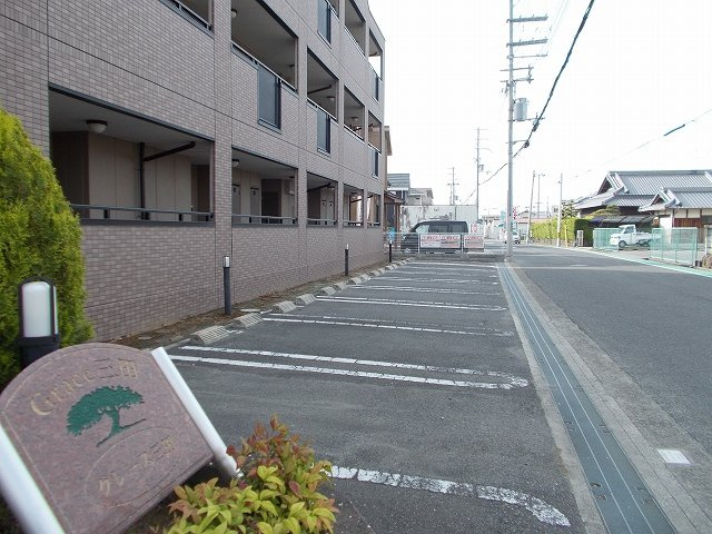 グレース三田の駐車場