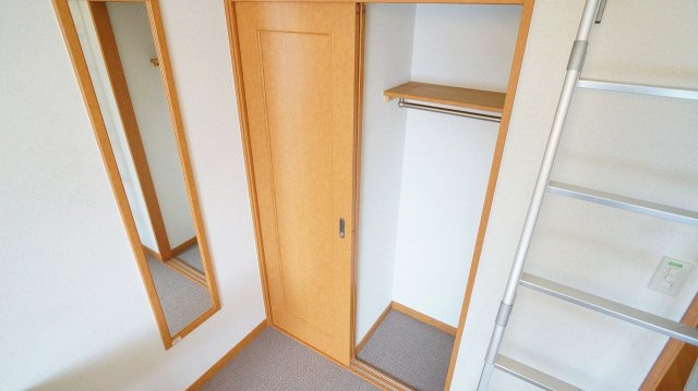 レオパレス雅の内装|クロゼット横のフルレングスミラーで朝の身だしなみもバッチリ！